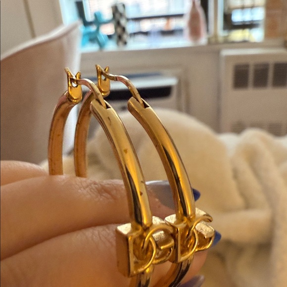 ❌SOLD❌Dolce & Gabbana DG logo charm hoop earring - Picture 6 of 9